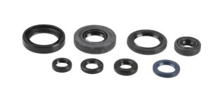 ATHENA KOMPLET USZCZELNIACZY SILNIKOWYCH HUSQVARNA FC / FX 450 '23-'25, FE 450 / 501 '24-'25, KTM SX-F / XC-F 450 '23-'25, EXCF 450 / 500 '24-'25, GAS GAS EC 450 / 500 '24-'25