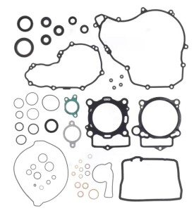 ATHENA KOMPLET USZCZELEK Z USZCZELNIACZAMI SILNIKOWYMI GAS GAS EC/EX/MC 250F '24-'25, HUSQVARNA FC 250 '23-'25, KTM EXC-F 250 '24-25, SX-F/XC-F 250 '23-'25 (OEM: A46030099000)