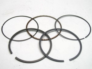 NAMURA PIERŚCIENIE TŁOKOWE YAMAHA YFM 350 / 400 (YFM350) (YFM400) (ŚR.CYL. 83MM = NOMINAŁ) PASUJĄ DO ORYGINALNEGO TŁOKA
