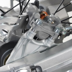MOTO-MASTER ZESTAW PODWYŻSZAJĄCY DO TARCZY OVERSIZE TYŁ DO KTM: SX85 '11-'20, HUSQVARNA: TC85, '14 -'20 ,KTM FREERIDE '12-'18 (ZAWIERA: TARCZE,KLOCKI,ADAPTER) (NA ZAMÓWIENIE)