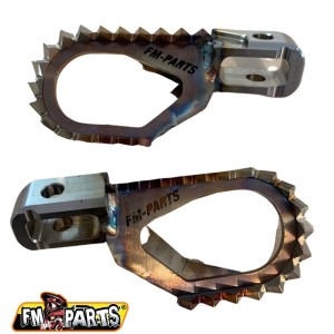 FM-PARTS OFFSET SPODNӯKI (KOMPLET) STAINLESS FOOTPEGS KTM / HUSQVARNA / GAS GAS '17-'23 KOLOR STALOWY